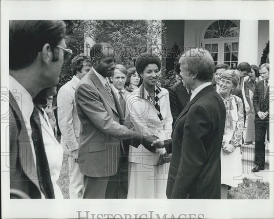 1977 Press Photo President Jimmy Carter Greets Members White House Fellows Rose - Historic Images