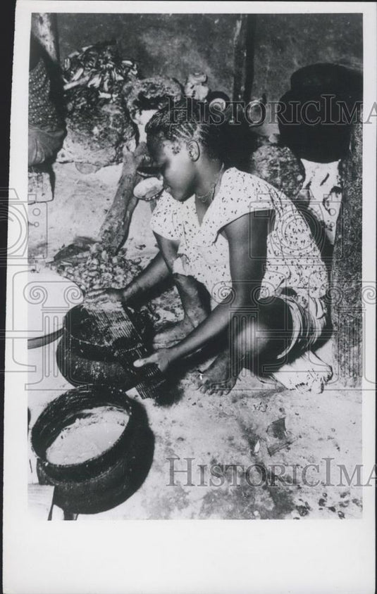Press Photo Babua Native Cooking Hand-Extracting Palm Oil - Historic Images