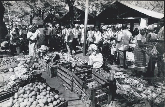 Press Photo Market scene at Maputo, capital of Mozambique. - Historic Images