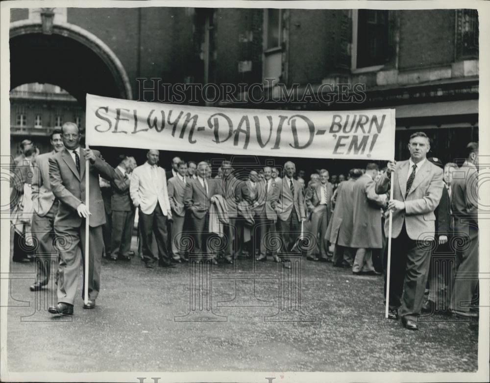 1961 Press Photo Protesting teachers, complete with banners and posters - Historic Images