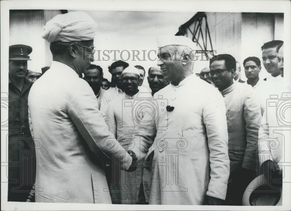 1956 Press Photo Indian Prime Minister Nehru Shakes Hands Dr. Radhakrishnan - Historic Images