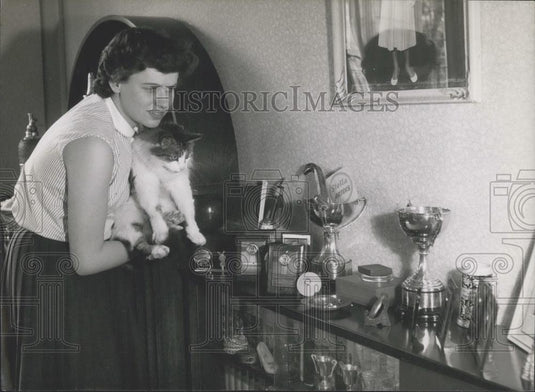 Press Photo Margaret Edwards shows Vicky her array of trophies - Historic Images