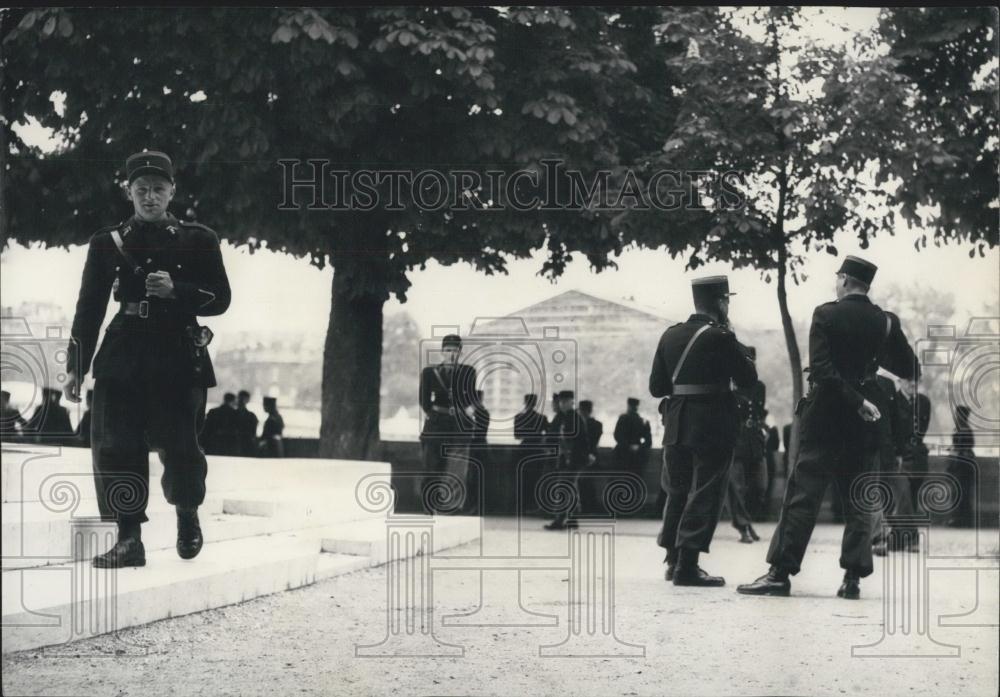 Press Photo force of police facing to the assembly. - Historic Images