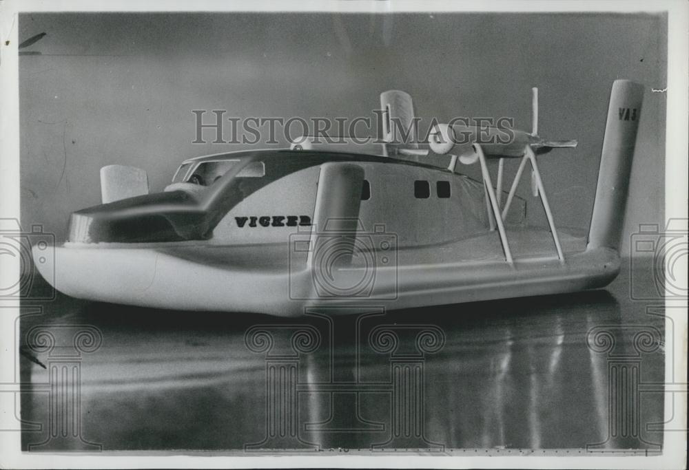 1961 Press Photo a model of the Vickers VA3 hovercraft - Historic Images