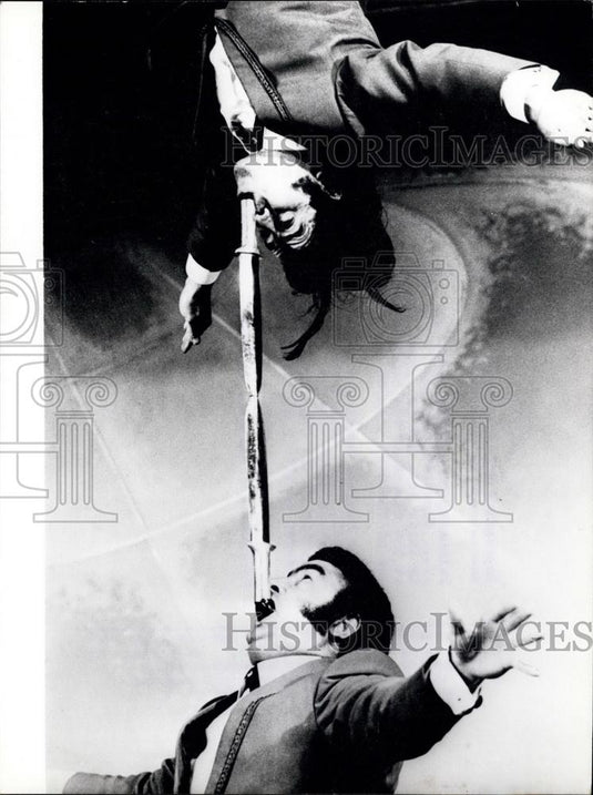 1973 Press Photo Impressive balancing act oft he "Wazyrs" Hamburg'sTheater - Historic Images