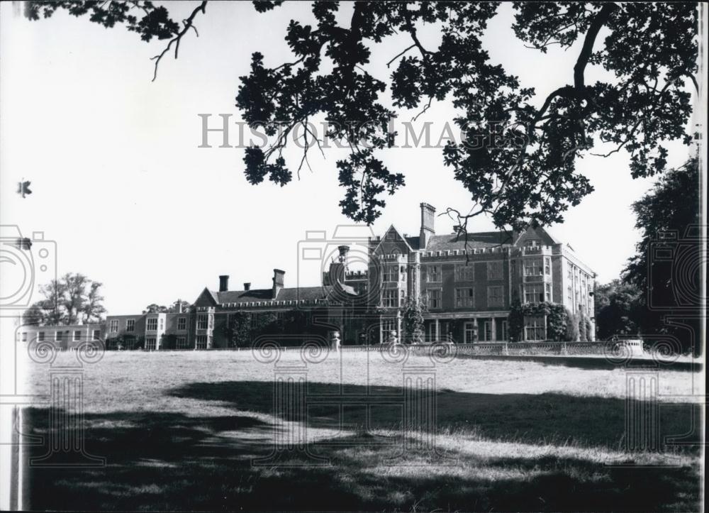 Press Photo A view of Beneden School across the lawns - Historic Images