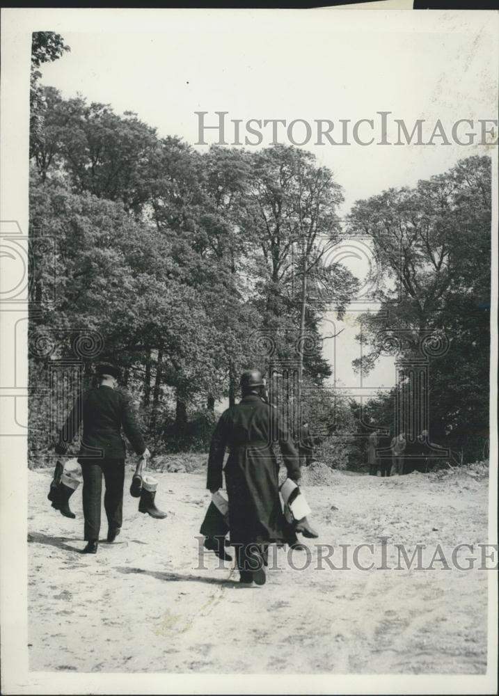 1957 Press Photo Police Search for Mrs. Muriel Maitland Who Disappeared - Historic Images