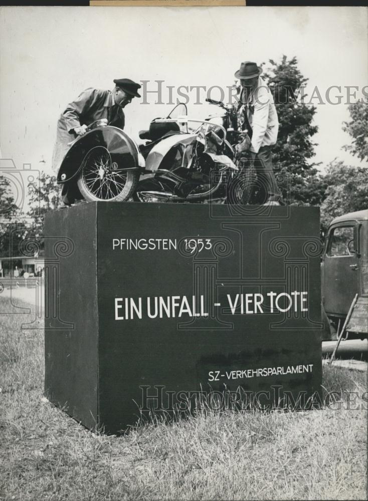 1953 Press Photo Demolished Motorcycle Put On Display As Motorists Warning - Historic Images