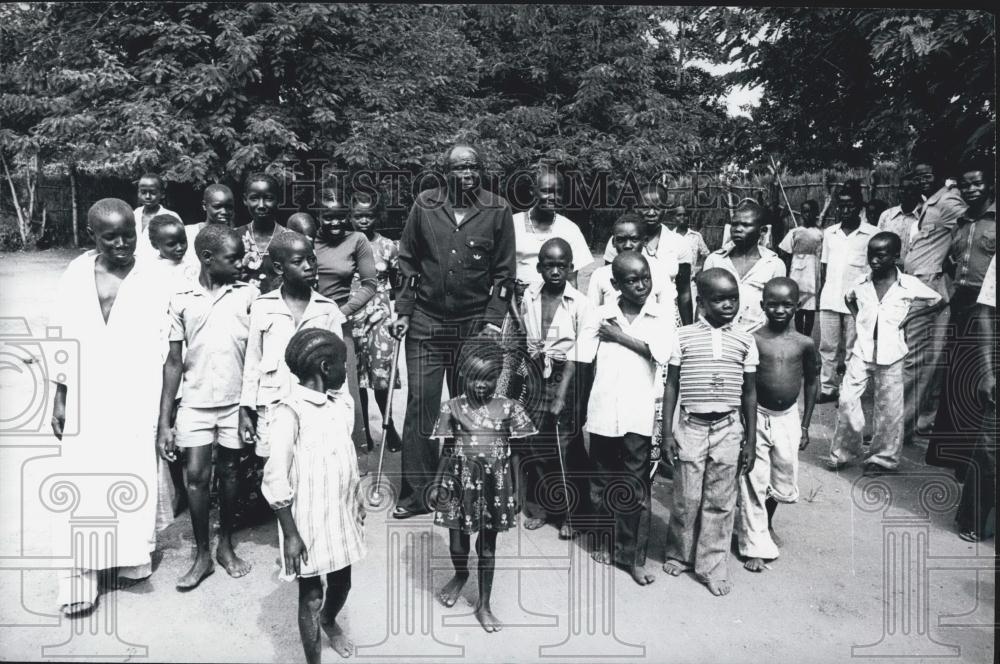 Press Photo General Mustafa Adrisi On Crutches With His Family in Sudan - Historic Images