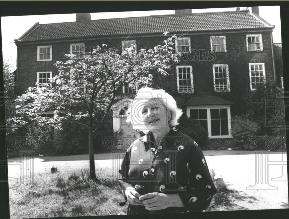 Press Photo Miss Wagner in the gardens of South-Lands - Historic Images