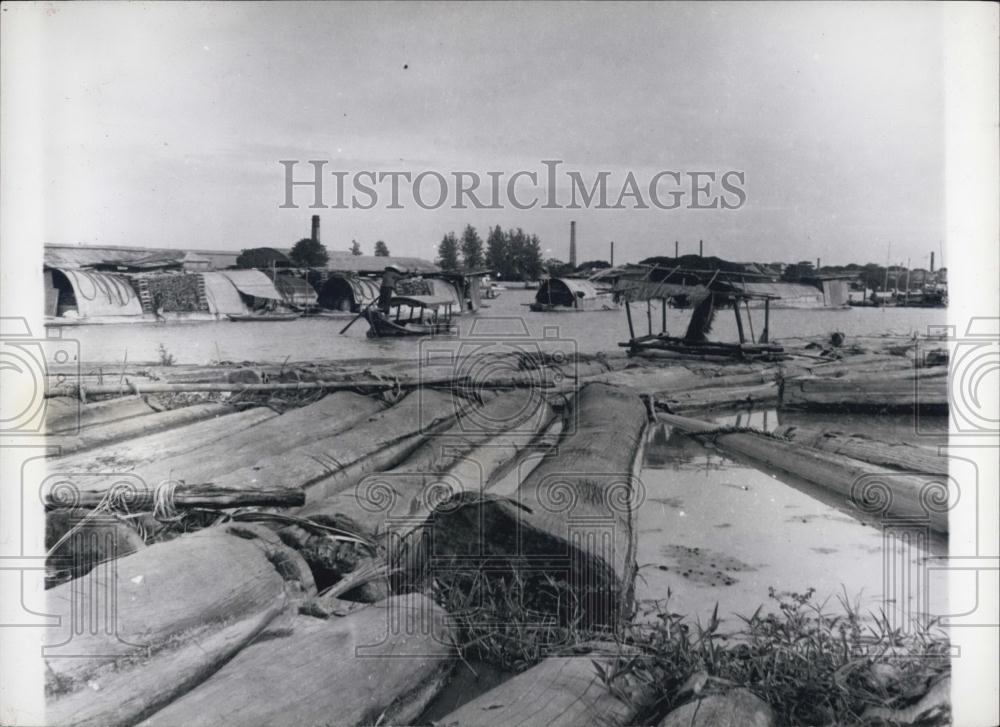 Press Photo Teak is floated down the Chao Pya river to Bangkok - Historic Images
