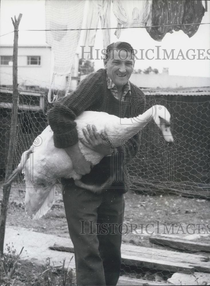 Press Photo Mr. &Mrs.John Lewis and pet swan - Historic Images