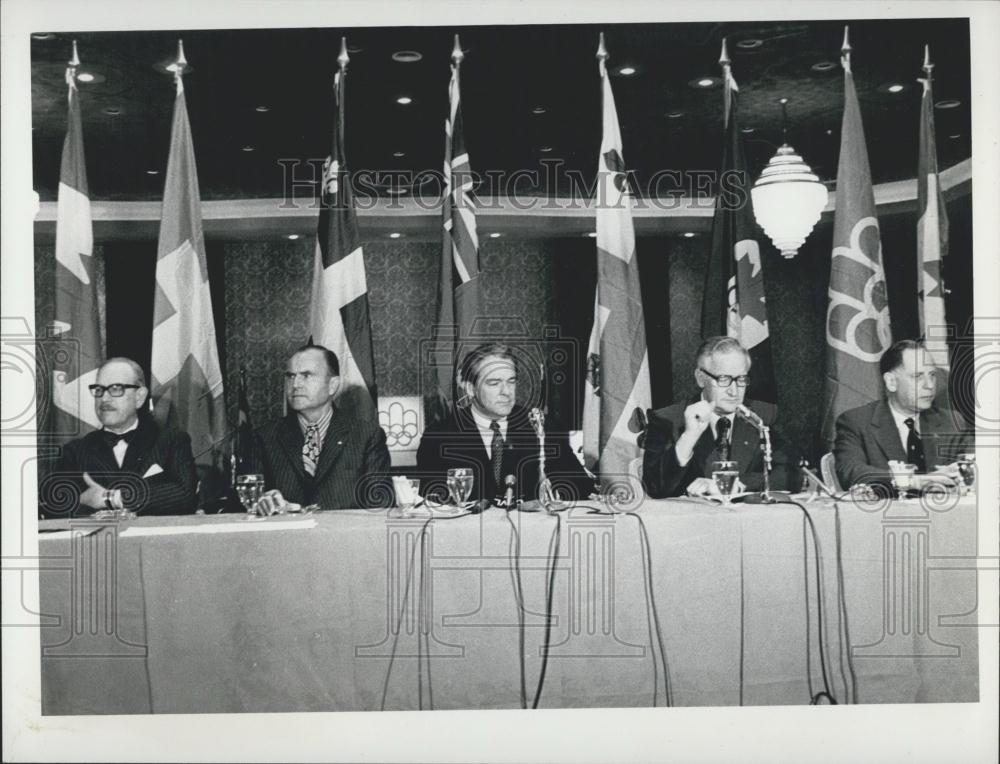 1976 Press Photo Olympics organizing committee has signed a contract - Historic Images