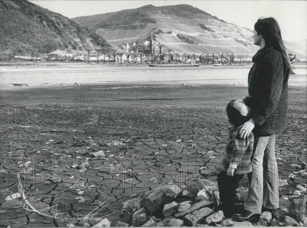 1972 Press Photo Lowest Water Level Since &#39;64 Rhine Bed Is Halfway Dried-Germany - Historic Images