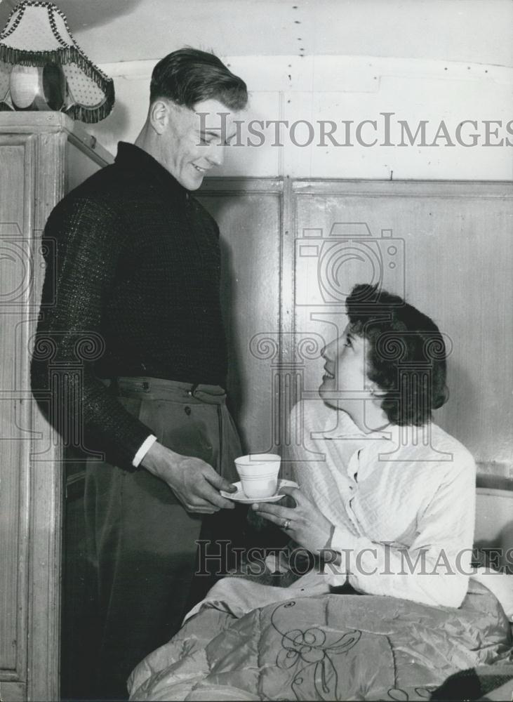 Press Photo Gilbert Bundy&amp; his wife, Shirley live in a bus - Historic Images