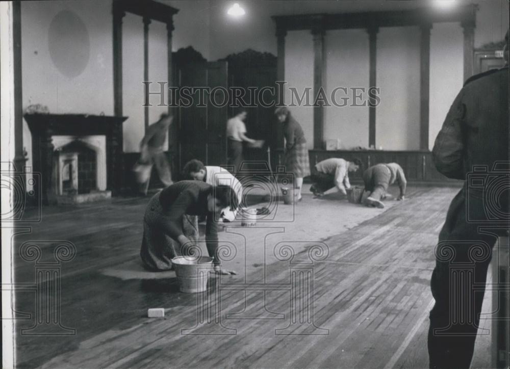 Press Photo Students Scrub Floors Downington Hall Renovation - Historic Images