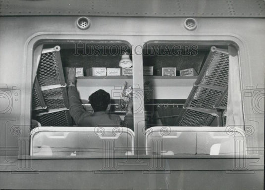 Press Photo Guardis Di Finanya Agent In Milan Italy Busted With Contraband" - Historic Images