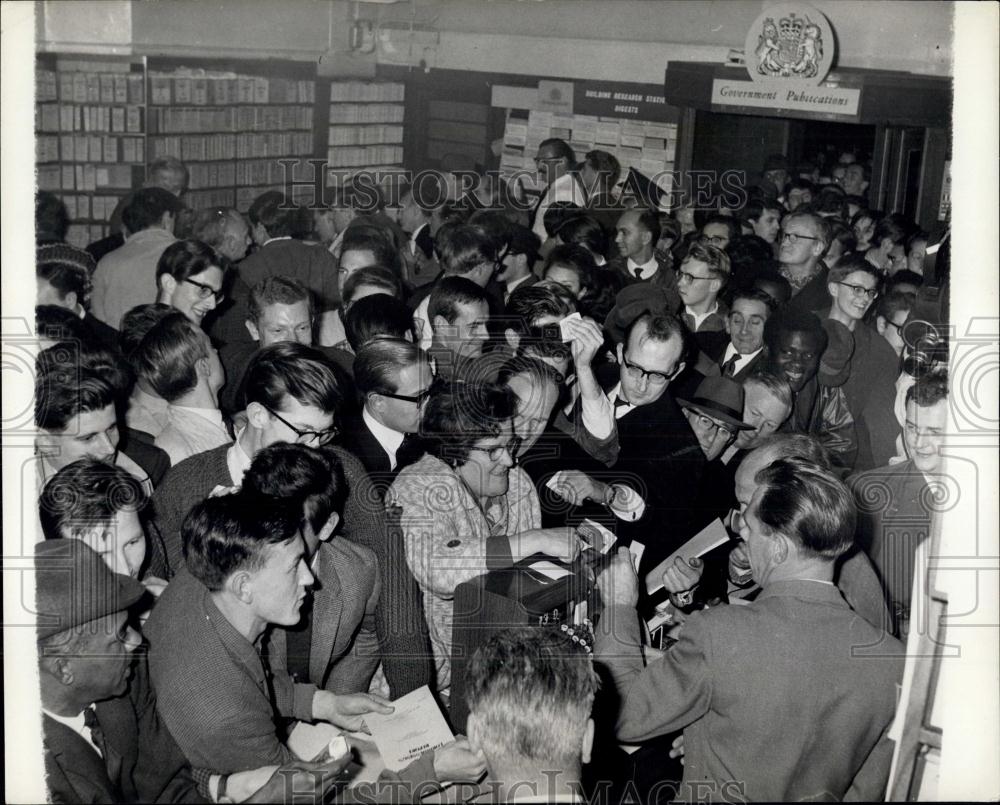 1963 Press Photo Crowds at Stationery Office buying copies of Denning Report. - Historic Images