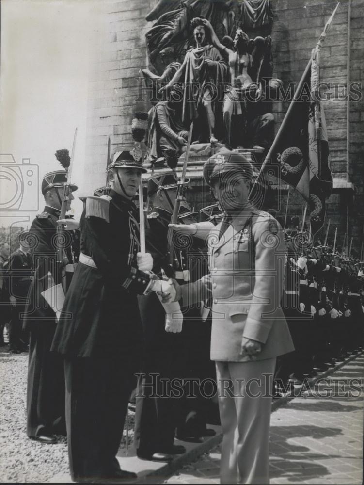 1953 Press Photo General Ridway&#39;s farewell homage to unknown soldier - Historic Images