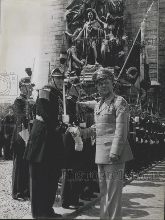 1953 Press Photo General Ridway's farewell homage to unknown soldier - Historic Images