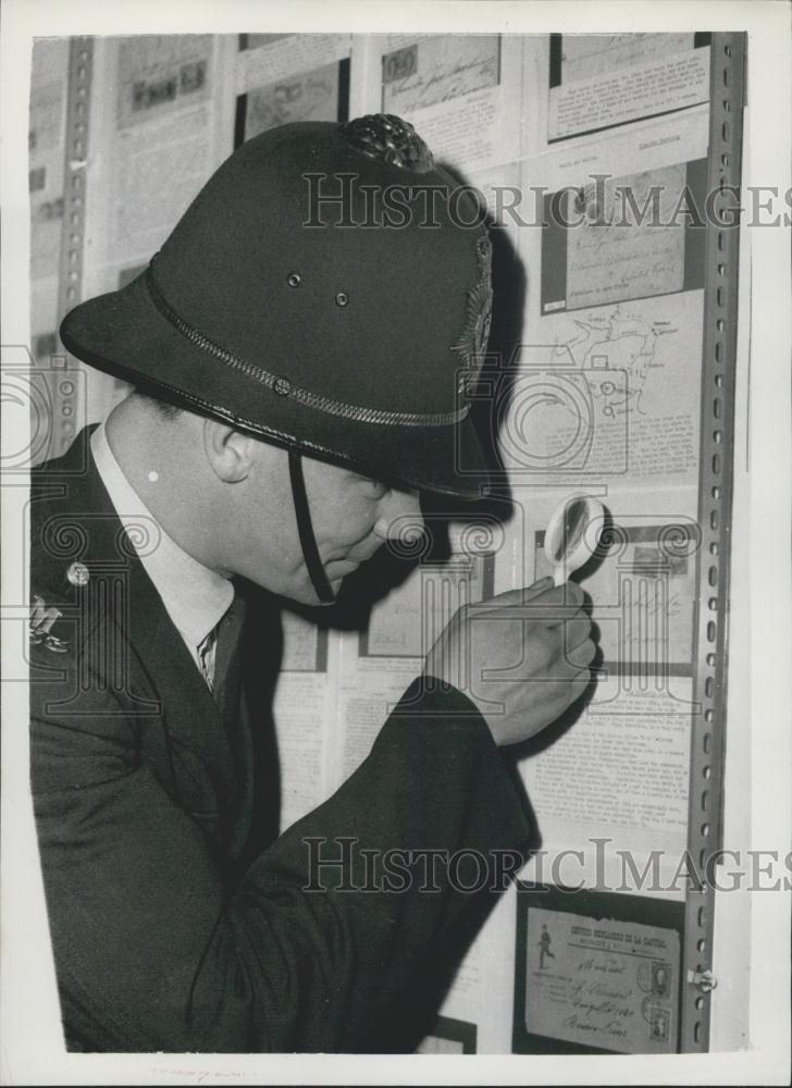 1960 Press Photo Press View Of London Int&#39;l Stamp Exhibition-Guard On Duty - Historic Images