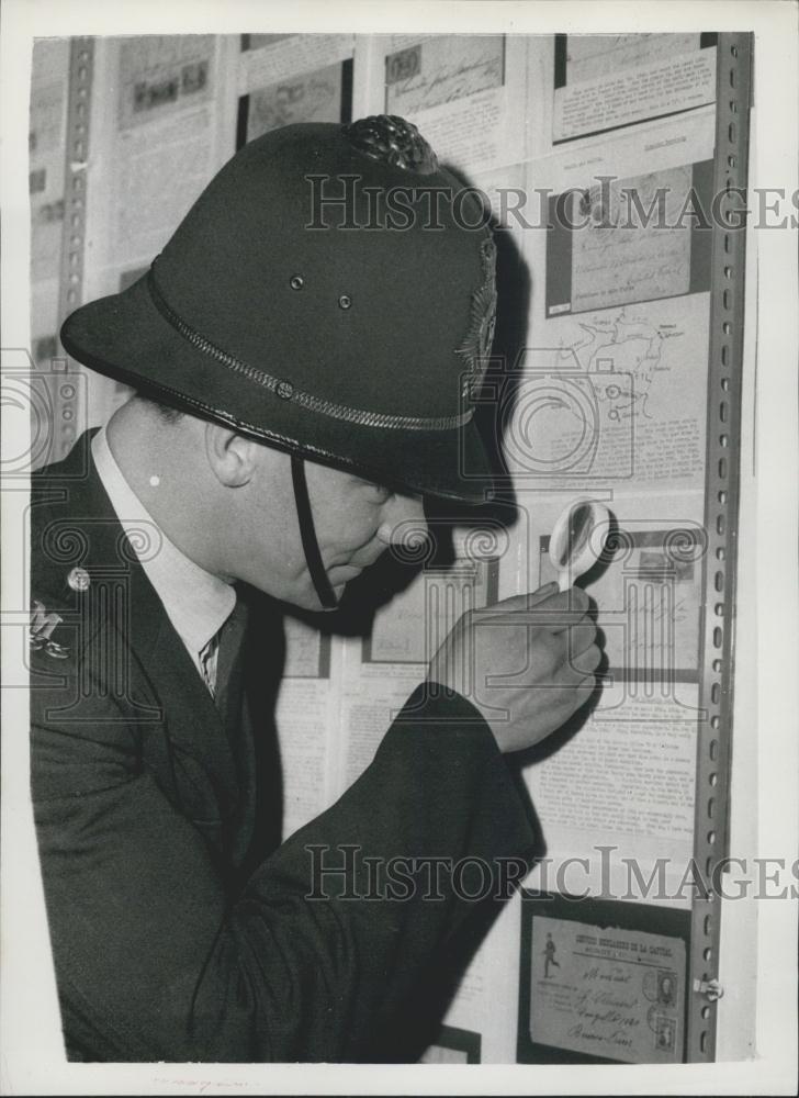 1960 Press Photo Press View Of London Int'l Stamp Exhibition-Guard On Duty - Historic Images