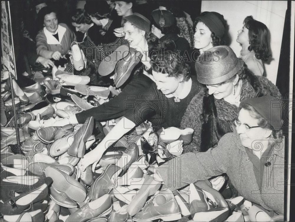 1957 Press Photo Mid-winter sales for Berlin house wives - Historic Images