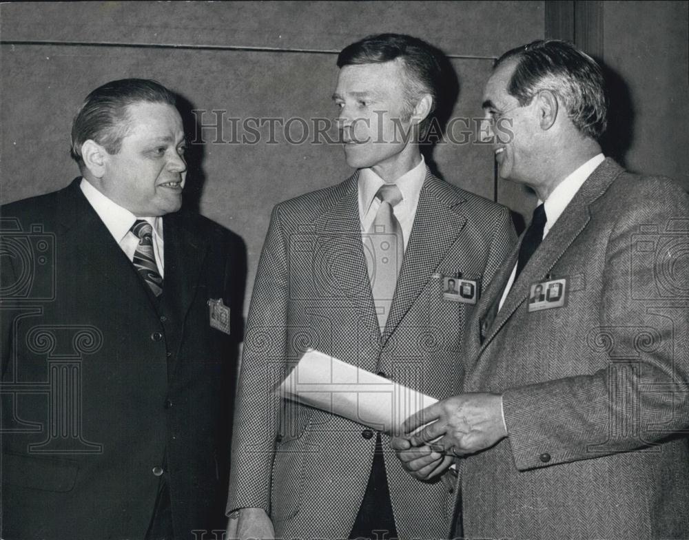 1972 Press Photo International Security Exhibition Conference Experts Talking - Historic Images