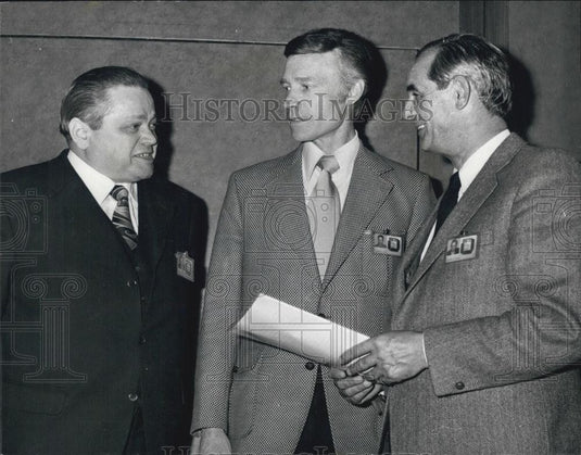 1972 Press Photo International Security Exhibition Conference Experts Talking - Historic Images