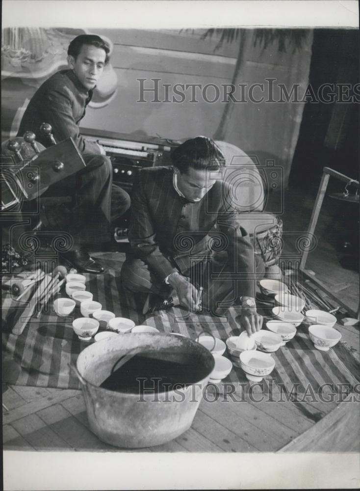 Press Photo Indian Musician Prepares Water Bowl For His Song InLondon - Historic Images