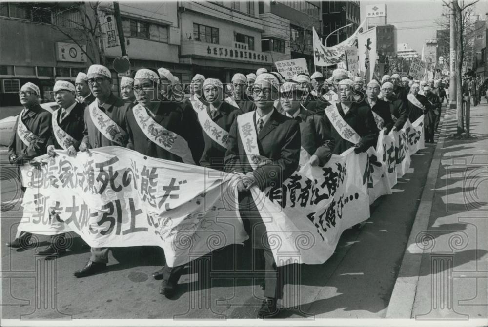 1974 Press Photo Japanese dairy farmers stage a protest march - Historic Images