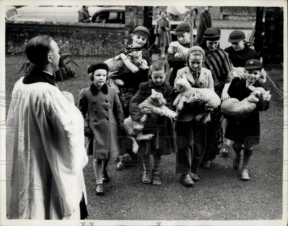 1953 Press Photo Reverend John Hughes, Children Carrying Lambs - Historic Images