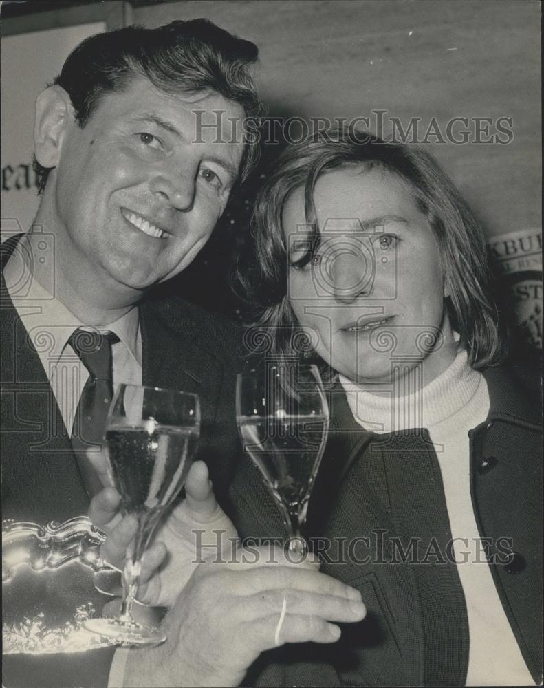 1971 Press Photo Home Secretary Competes In Wine Tasting Competition - Historic Images