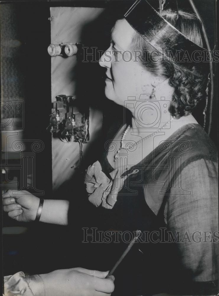 Press Photo Anna Sigmund Sits On Carnival Electric Chair - Historic Images