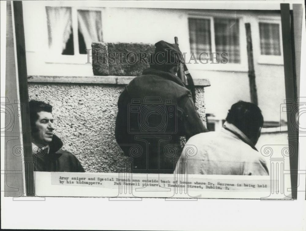 1975 Press Photo Dutch Kidnap Victim Tiede Herrerna Held Gunpoint Kildere - Historic Images