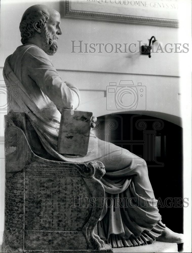 Press Photo Statue Of St Hyppolitus At Entrance Of Vatican Library - Historic Images