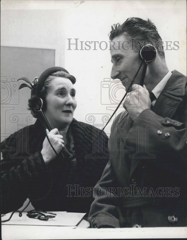 Press Photo listening to disco through microphone - Historic Images