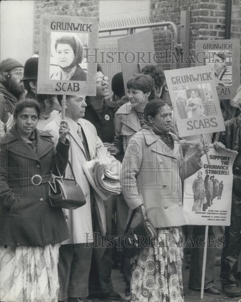 1977 Press Photo Labor Strike, Grunwick Laboratories, Willeoden, North London - Historic Images