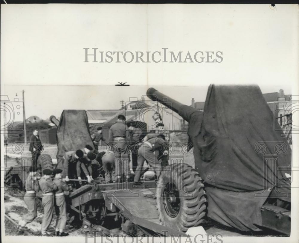 1956 Press Photo Loading Field Guns On To Rail Carriers - Historic Images