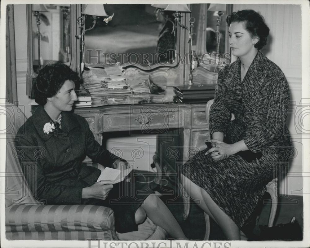 1954 Press Photo Countess Rattazi, left, interviews Miss Elizabeth Wynham - Historic Images