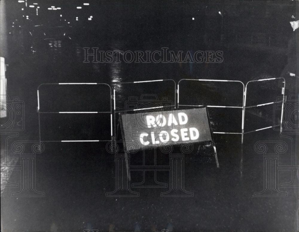 1965 Press Photo Road Closed Sign Used By Bandits In Robbery Post Office Van - Historic Images