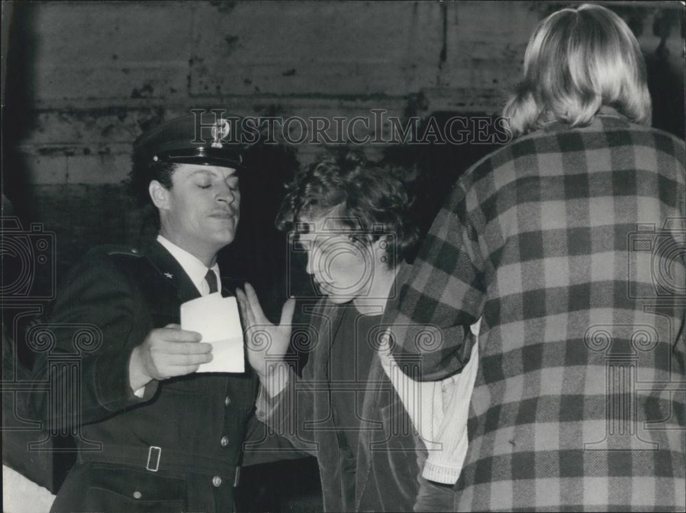 1965 Press Photo Police Expel Beatniks Who Disfigured Trinita dei MontiIN Rome" - Historic Images