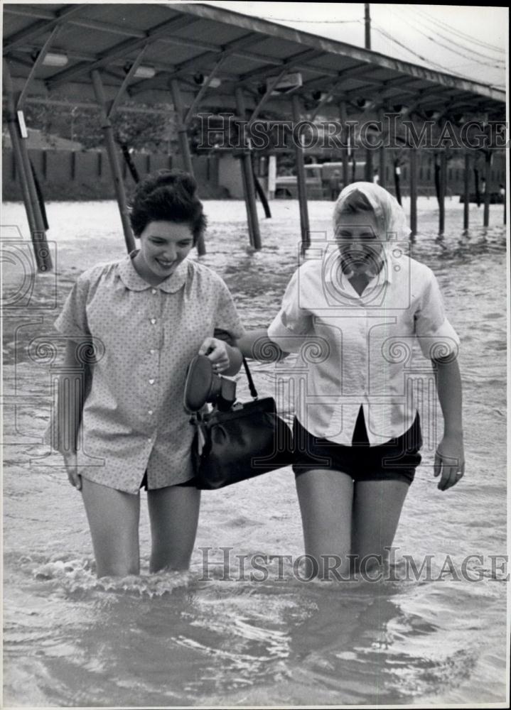 Press Photo Typhoon Amy" Floods Taipei" - Historic Images
