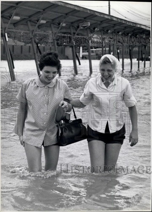 Press Photo Typhoon Amy" Floods Taipei" - Historic Images
