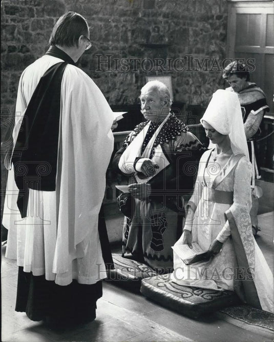 1972 Press Photo Knight Max Diamond Weding To Joan Wart Harris Medieval Ceremony - Historic Images