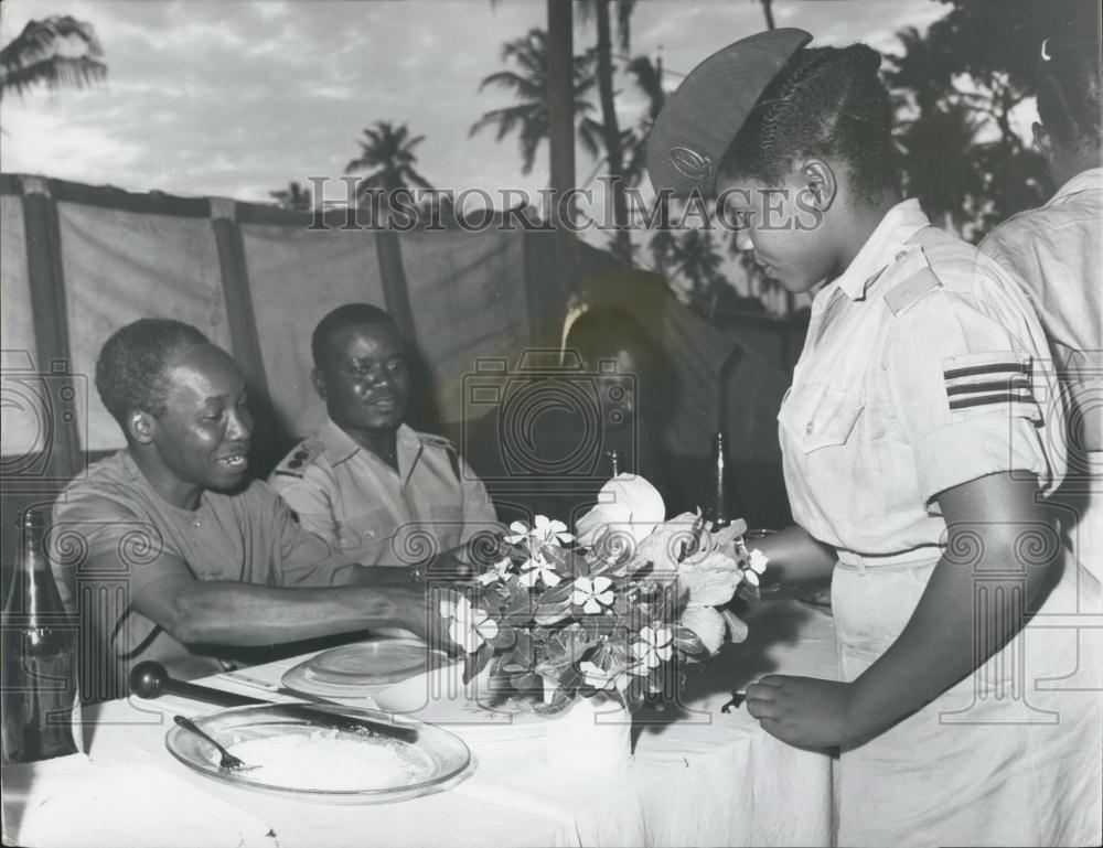 1966 Press Photo President Nyerere Tanzania Given Meat Masai Feast Dar Es Salaam - Historic Images