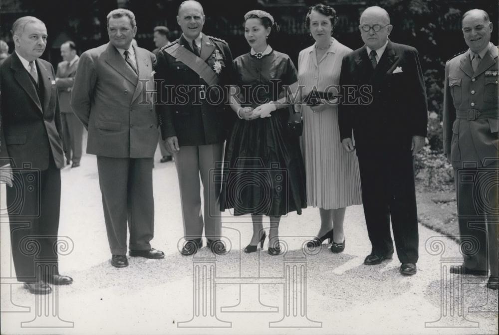 1953 Press Photo Genral Ridgeway Bids Farewell To President Auriol-Elysee Palace - Historic Images