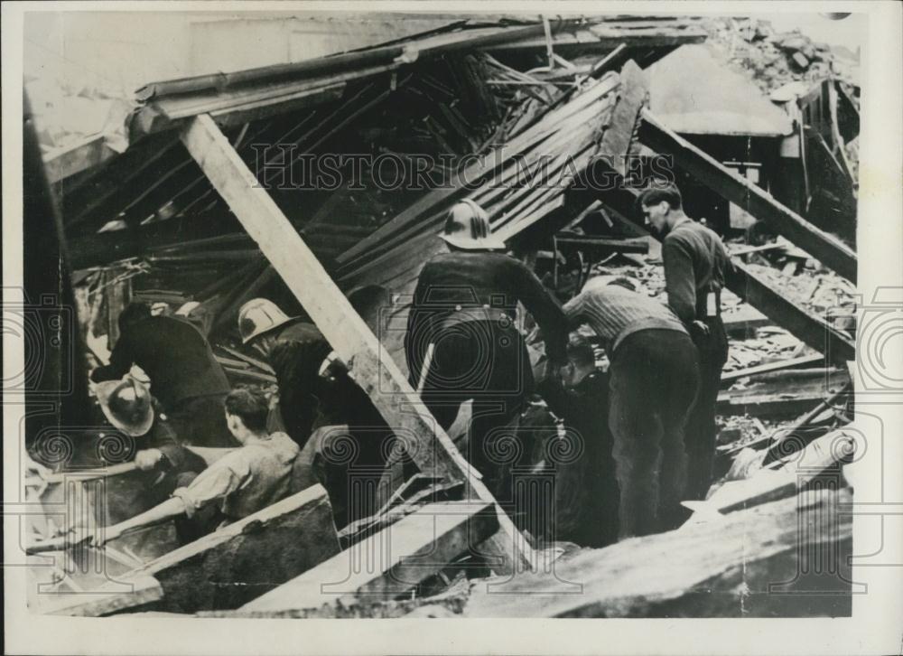 1953 Press Photo Three Feared Dead as House Sink Into Rail Tunnel Near Mancheste - Historic Images