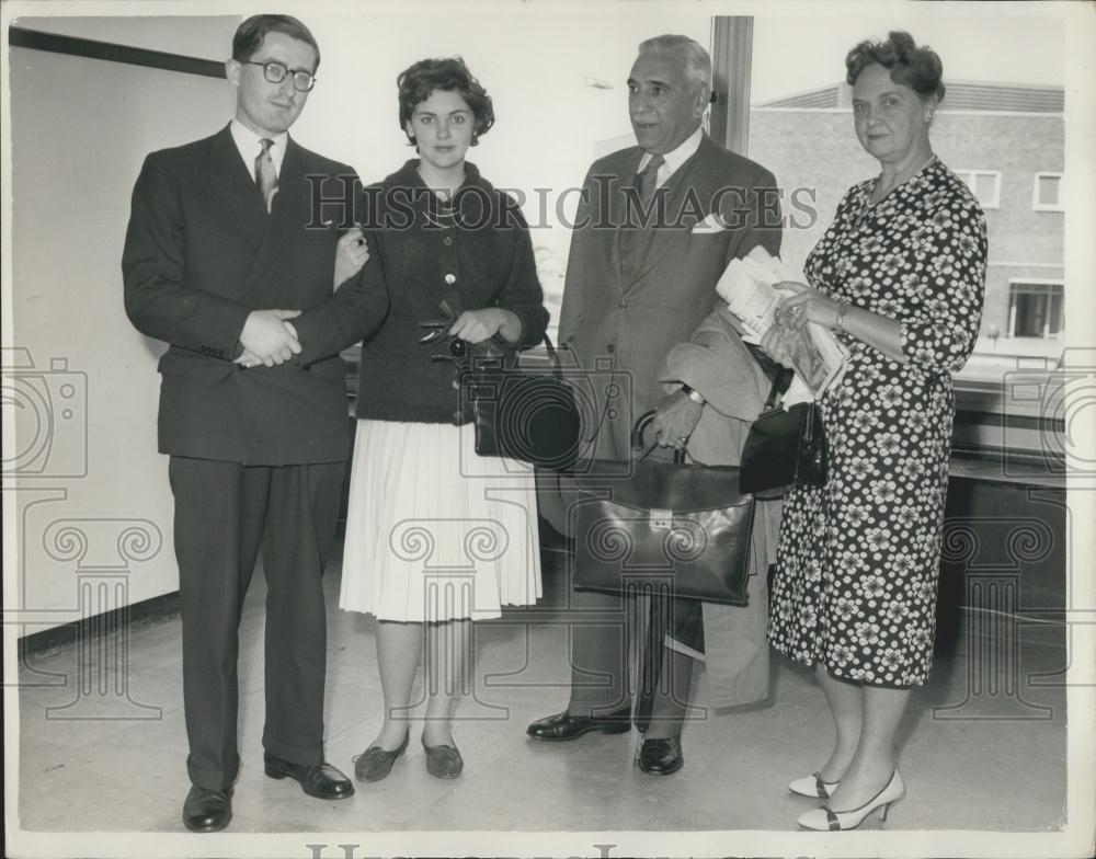 1959 Press Photo Yugoslavia Ambassador Don Honorio Roight With Wife Daughter - Historic Images