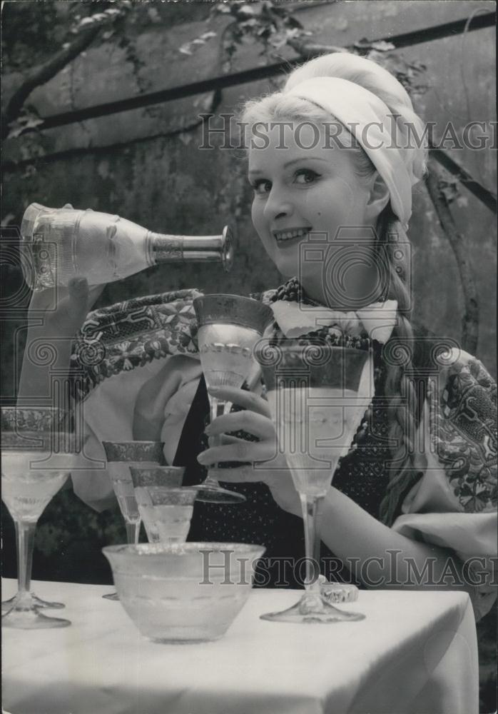 1960 Press Photo Czechoslovakian Girl Displays Bohemian Glassware Paris - Historic Images